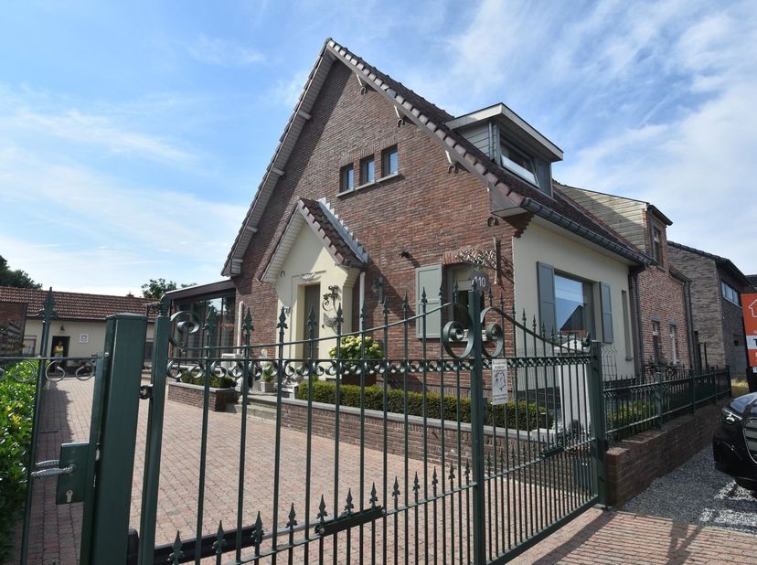 NIEUW BIJ ANIMO VASTGOED!!<br />
Bent u op zoek naar een ruime, veelzijdige eigendom met potentieel voor zorgeloos samenwonen, een kangoeroewoning, o