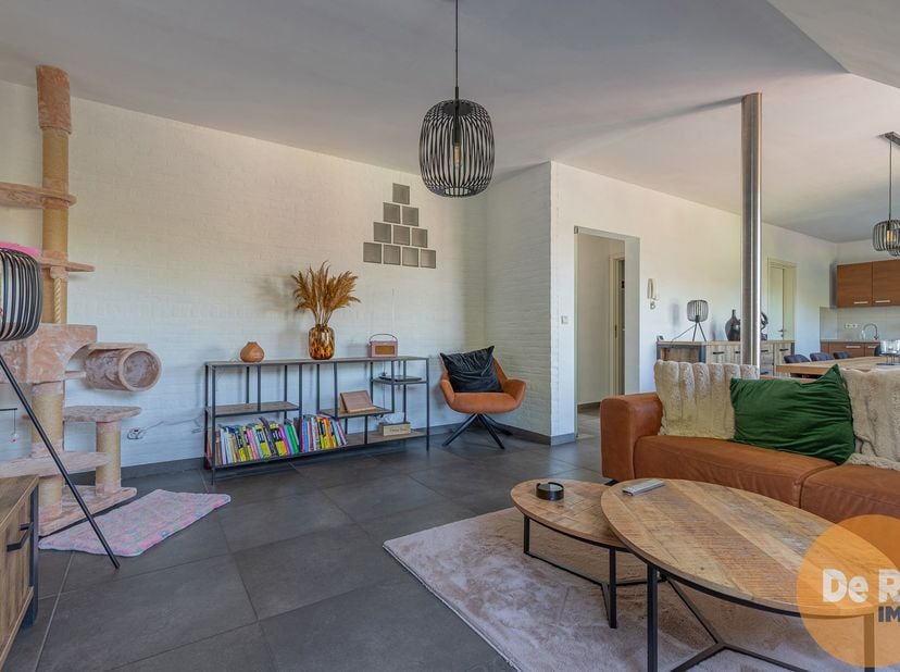 LEDE - Dit prachtige dakappartement met een oppervlakte van 135m²! is zeer goed gelegen. Vlakbij de invalswegen richting Wetteren en Dendermonde en op