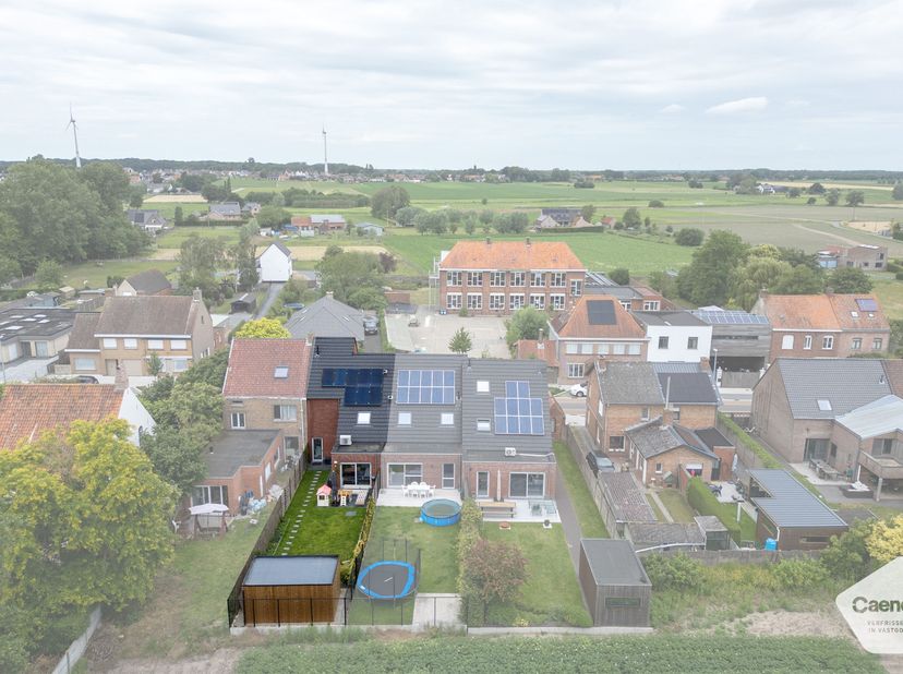 ENERGIEZUINIGE TIJDLOZE RECENTE WONING ( BOUWJAAR 2021)&amp;nbsp;op zeer AANGENAME LOCATIE MET ZICHT OP DE VELDEN. Deze INSTAPKLARE woning bestaat uit vol