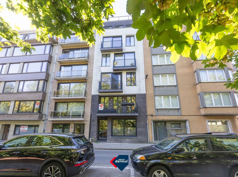 Découvrez ce spacieux appartement prêt à emménager au premier étage, idéalement situé dans le centre d'Ostende, à distance de marche des commerces, de