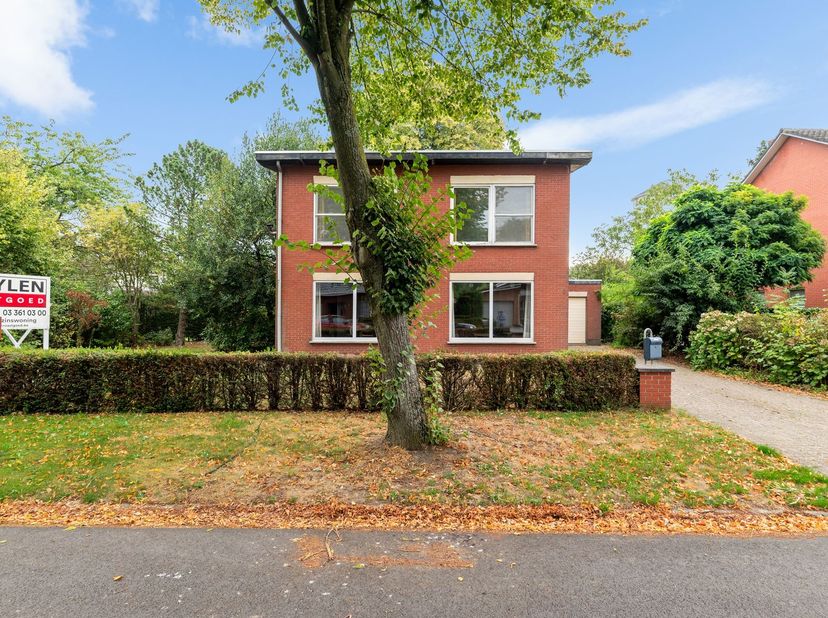 Spacieuse maison familiale à rafraîchir, comprenant 5 chambres, un garage intégré et un jardin, située au bout d'une impasse, à deux pas de la Kalmtho