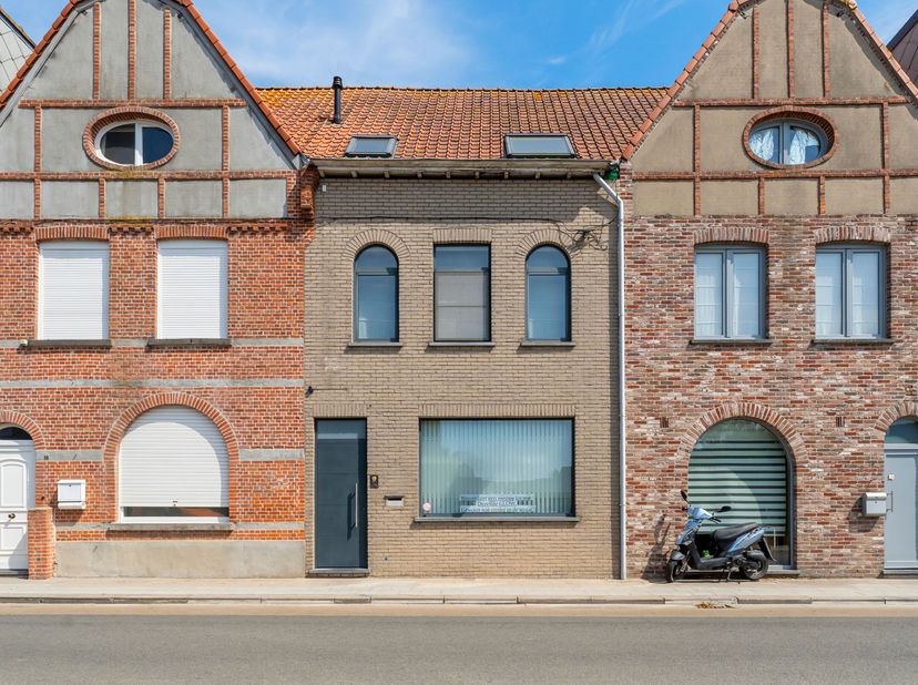 Deze instapklare &amp; energiezuinige woning met ruime tuin in het centrum van Langemark wordt u te koop aangeboden.<br />
Indeling:<br />
- Multifunction