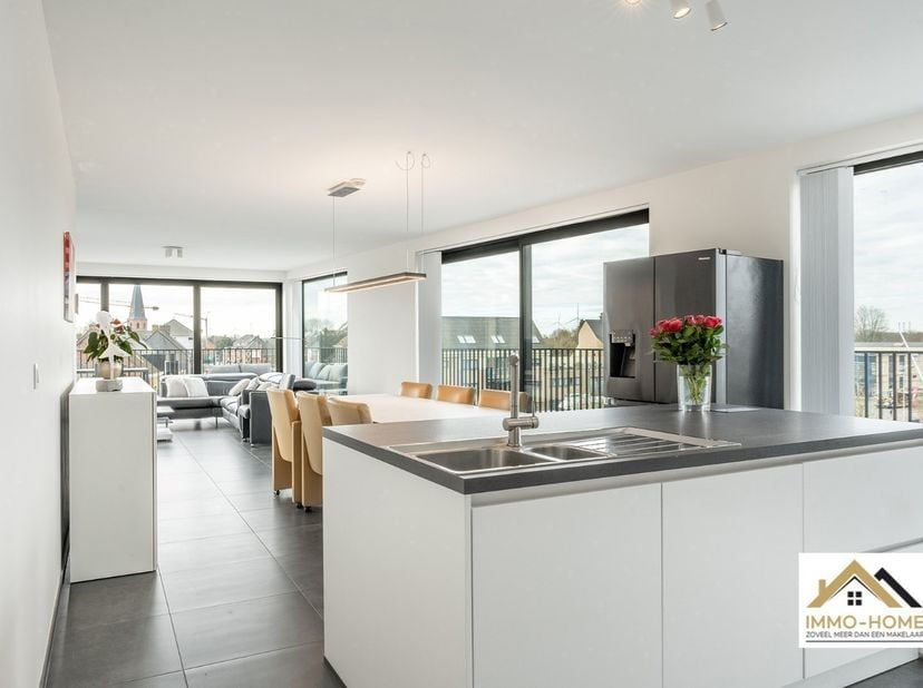 Vanuit dit prachtige penthouse bent u vanaf dag 1 ook de eigenaar van de volledige skyline van Wachtebeke-centrum. De bijzonder lichtrijke leefruimte
