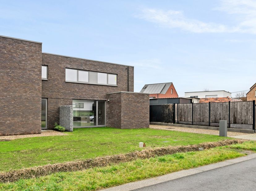 Deze bijna-energie neutrale woning bevindt zich op wandelafstand van het natuurgebied 'De Most' te Balen, op een perceel van 446 m². De woning omvat o
