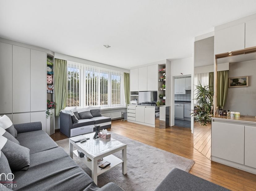 Op de eerste verdieping van dit verzorgde gebouw bevindt zich een ruim en lichtrijk appartement met een praktische indeling, drie volwaardige slaapkam