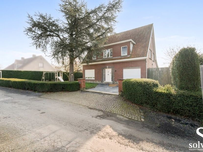 Deze prachtige woning is gelegen in Lotenhulle en is perfect voor wie op zoek is naar een ruime woning met veel buitenruimte. De woning is een open be