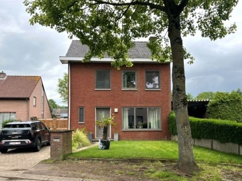 Maison familiale située au calme, à proximité du centre d'Oostmalle.<br />
Agencement : <br />
Rez-de-chaussée : <br />
- Hall d'entrée<br />
- Beau s