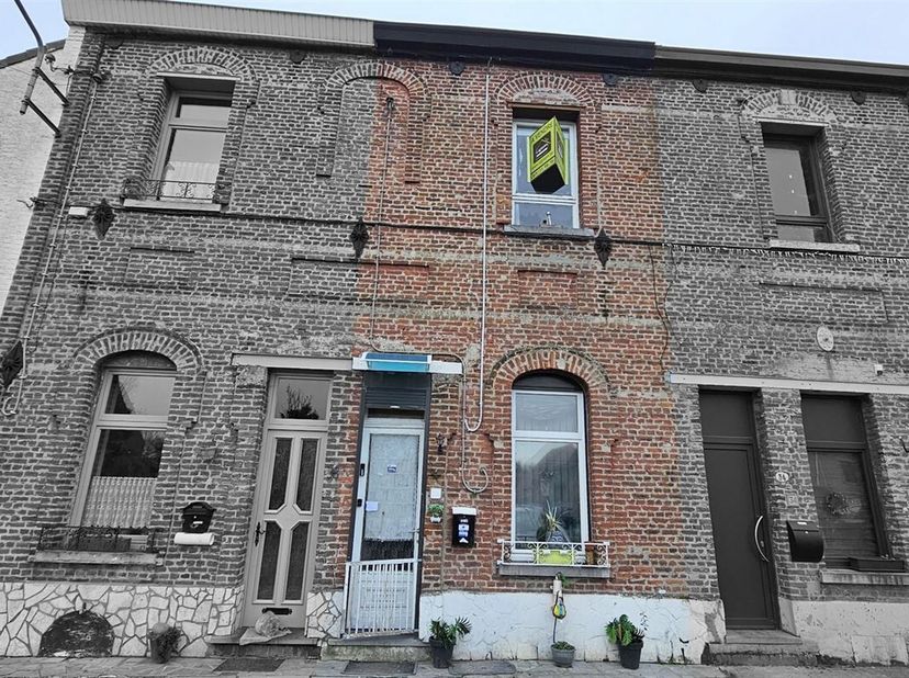 Prix: Offre à partir de 90.000 euros, frais d'agence non inclus et à charge de l'acquéreur.<br />
Maison à rafraichir comprenant: <br />
Sous-sol: Gra