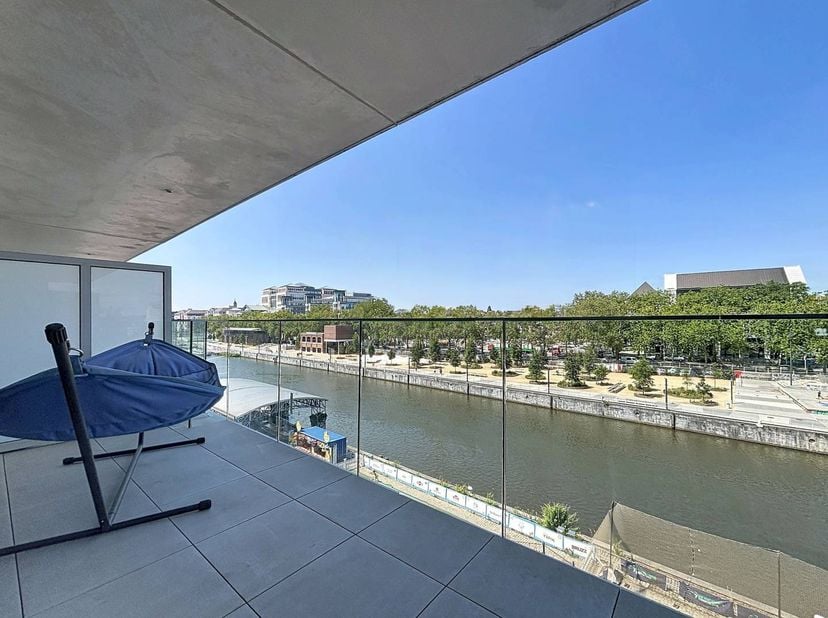 Bruxelles : Le long du Canal se trouve un magnifique appartement (100m²) de 2 chambres avec terrasse. (+parking)<br />
<br />
L'appartement se compose