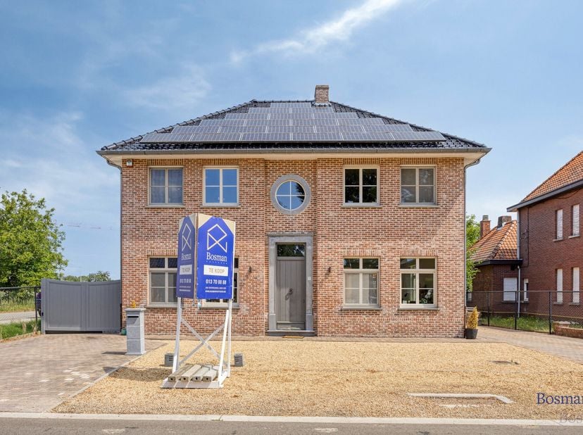 Gezinswoning met 3 slaapkamers en met zwembad te koop in Klein-Vorst (Laakdal)<br />
<br />
In de Oranjestraat, gelegen in het centrum van Klein-Vorst