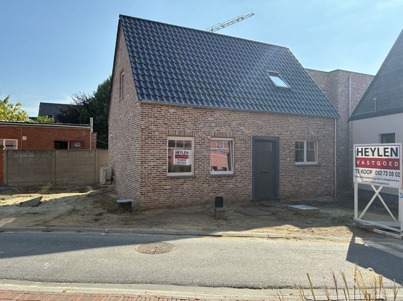 Bent u op zoek naar een energiezuinige nieuwbouwwoning die u nog volledig naar uw eigen smaak kan afwerken? Dan is deze woning beslist een bezoek waar