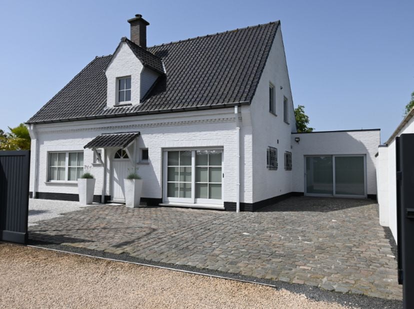 In een bijzonder gegeerde en residentiële wijk van De Pinte bevindt zich deze charmante open bebouwing. Deze eigendom biedt een uitzonderlijke combina