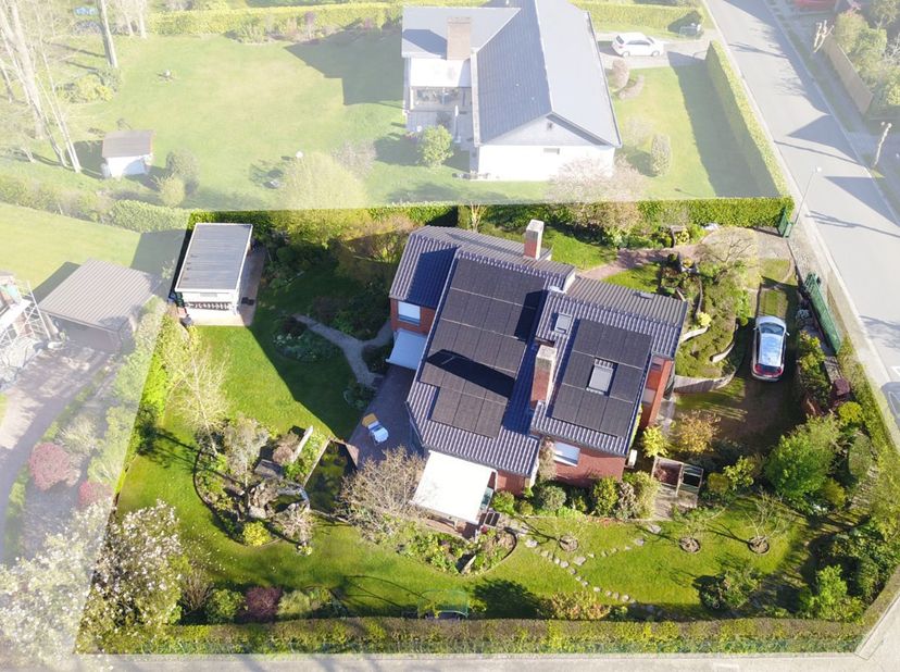 Situation<br />
Idéalement située dans un quartier résidentiel paisible, cette villa bénéficie d’un environnement verdoyant tout en étant à proximité