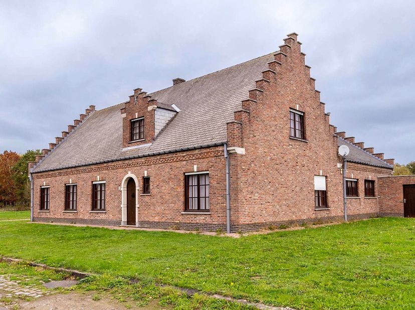 Grotendeels te renoveren woning (voormalige boerderij) op 1562 m² met o.a. 5 ruime slaapkamers. In een grote oase van groen. Erg rustig en landelijk g