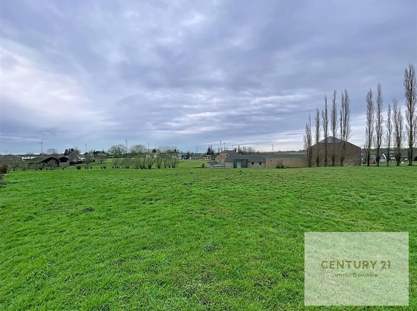 (BUZET) Gelegen in een landelijke woonomgeving, biedt een bouwperceel van 1071 m² (20 m breed) een prachtig uitzicht aan zowel de voor- als achterzijd