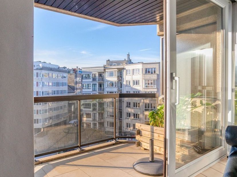 Dit stijlvolle appartement (80m2 exclusief opp terrassen) werd ontworpen door de gerenommeerde architect Pascal van der Kelen en draagt zijn kenmerken