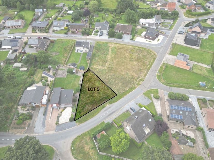 Zonnig en groen gelegen bouwgrond van 6a07ca voor een open bebouwing<br />
Omgeving:<br />
+ Groen en centraal gelegen<br />
+ Vlakbij het natuurreser