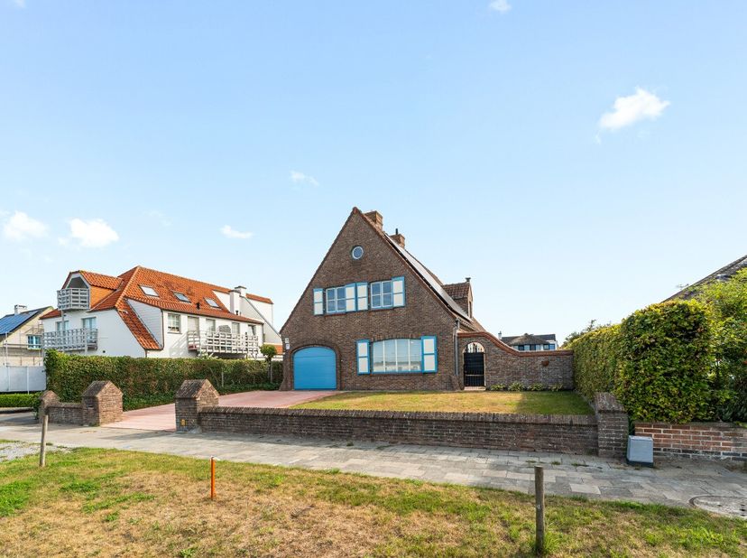 Heist: Ruime alleenstaande instapklare woning met 4 slaapkamers en grote zonnige tuin te koop op toplocatie in Heist. Op zoek naar een ruime woning me