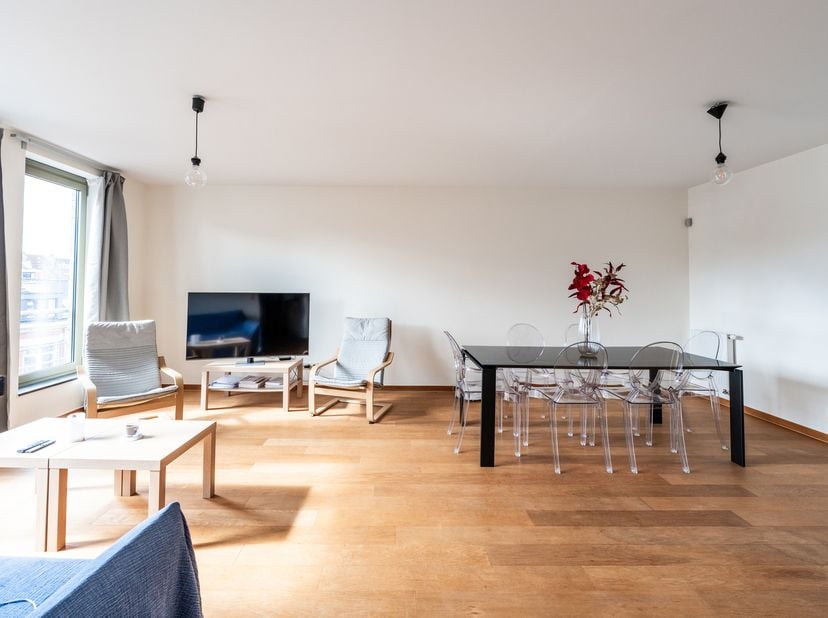 SCHAARBEEK, op een steenworp van het Eugène Plaskyplein, dichtbij tal van voorzieningen. Aangenaam appartement (2 slpks / 1 badk) gelegen op de 4e ver