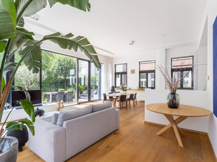 Ce loft meublé exclusif de ± 116 m² (selon EPC) est situé au rez-de-chaussée d’une résidence de caractère au Tabakvest, en plein centre d’Anvers. Le l