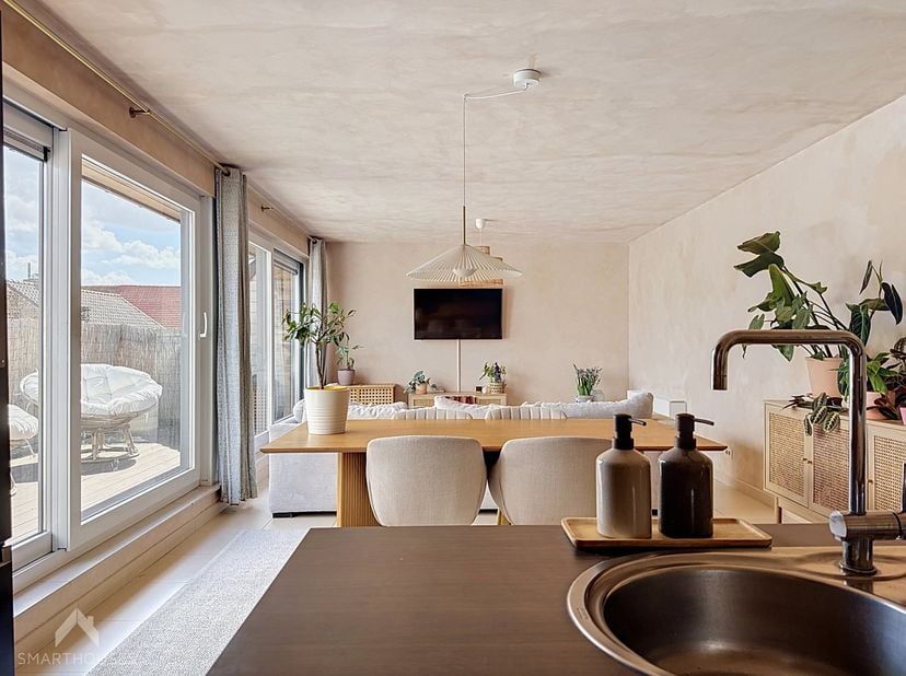 Lichtrijk duplex appartement, gelegen nabij de dorpskern met alle voorzieningen op wandelafstand en met een vlotte verbinding naar de A10 en E40. Het