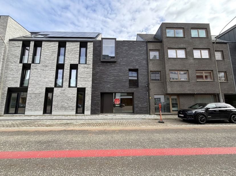 Deze nieuwbouwwoning is gelegen in hartje Geel met de Markt op wandelafstand. Hierdoor bevinden alle voorzieningen zoals scholen, horeca, winkels, OV.