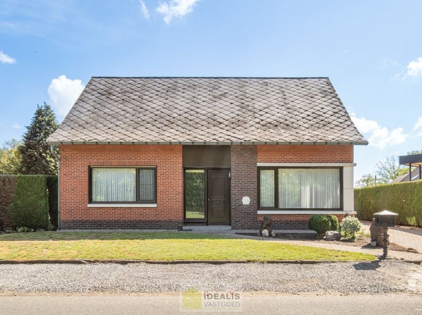 IDEALIS VASTGOED – Op te frissen eengezinswoning met 3 slaapkamers te Pelt (Lindel) mét bijhorend weiland. Deze woning omvat maar liefst +-148m² netto