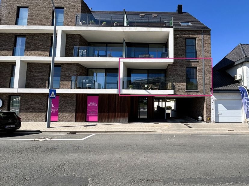 Dit volledig, kwalitatief, afgewerkte en energiezuinige 2-slaapkamerappartement, gelegen in het centrum van Roeselare, met winkels, horeca, scholen en