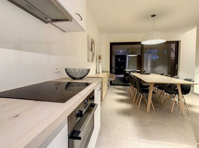 Deze instapklare nieuwbouwwoning werd in 2023 opgeleverd en maakt deel uit van het nieuwbouwproject "De Groene Wal". Typerend zijn de grote ramen die
