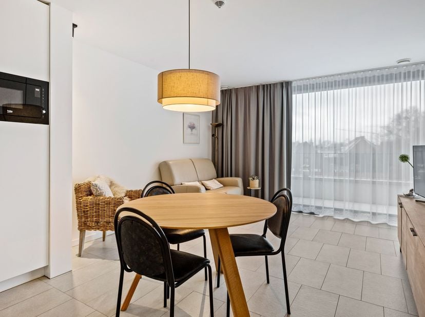 Ligging: Deze nieuwe serviceflat is centraal en gunstig gelegen in een prachtig nieuw complex in Borsbeek. In de nabije omgeving van verschillende sch