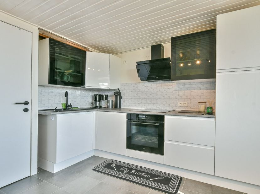 Ontdek dit volledig gerenoveerde éénslaapkamerappartement, gelegen in het groene en rustige vakantiepark Atlantis in Vosseslag (De Haan). Met een bewo