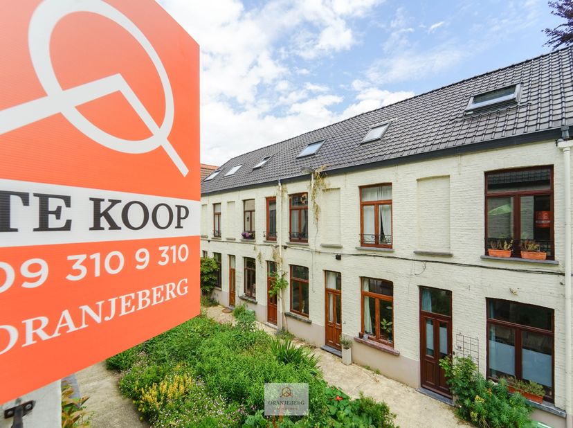 Dit cité woonhuis is gelegen in het mooiste en best gelegen cité van Gent. Zeer rustig en pal nabij het centrum. De indeling is als volgt. Het gelijkv