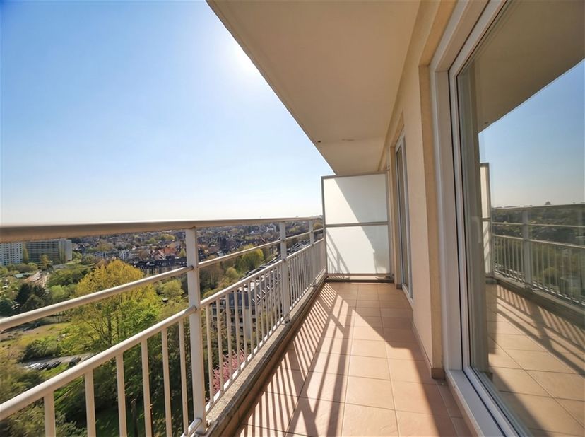 Très bel appartement lumineux  en parfait état de +/- 83m² situé au 13 ème étage d'un immeuble à Woluwe-Saint-lambert. Vue dégagée sur un parc. Il se