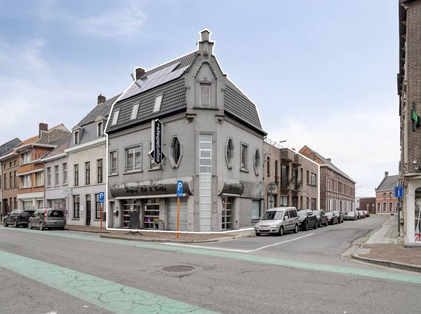 Dit handelspand gelegen in Menen bestaat vandaag uit een goed draaiende slagerij en biedt tal van mogelijkheden voor diverse handelsactiviteiten of he
