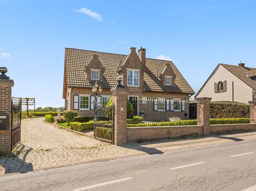 Gelegen op een uitzonderlijke locatie waar rust en open vergezichten samenkomen, onderscheidt deze standingvolle villa zich als een zeldzame opportuni