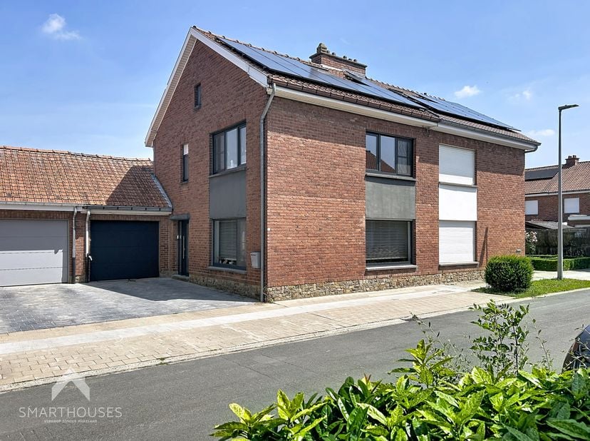 Rustig doch centraal gelegen woning bestaande uit een inkomhal met afzonderlijk toilet, lichtrijke leefruimte met eet-en zithoek, ruime leef keuken me