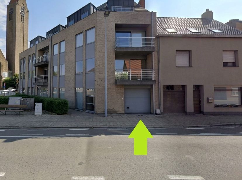 Deze staanplaats is gelegen in het privatieve gedeelte van Residentie Castello te Tielt met name in de Stationstraat 1. Comfort gegarandeerd, want je