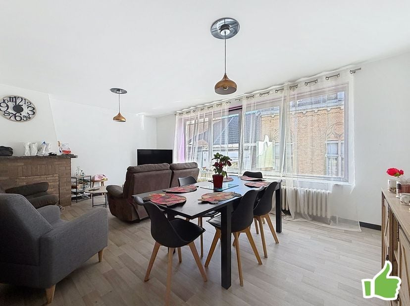 Appartement de 78 m2 avec deux chambres en plein centre ville de Mouscron, situé au 2ième étage d'une résidence avec ascenseur. <br />
Offrant 2 cham