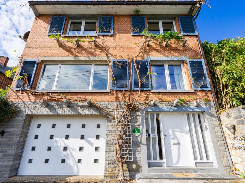 We Invest Ciney Haute-Meuse biedt u in Dinant deze prachtige villa van 152 m² aan, die gerenoveerd moet worden en een uitzonderlijk uitzicht biedt op