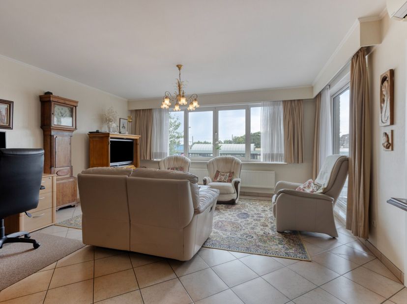 Dit appartement is gunstig gelegen in het bruisende centrum, vlak bij het station, het openbaar vervoer en de winkelstraten. Er is een vlotte verbindi