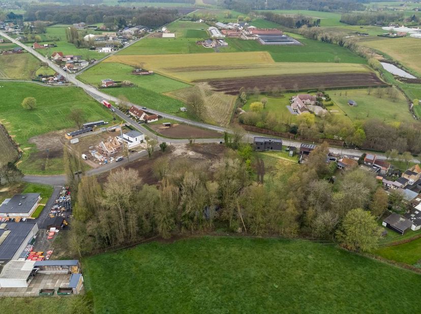 Ce terrain à bâtir exceptionnel de 1 516 m², situé au 159 Aartrijksestraat à Aartrijke, offre une excellente combinaison d'espace, d'intimité et de vu