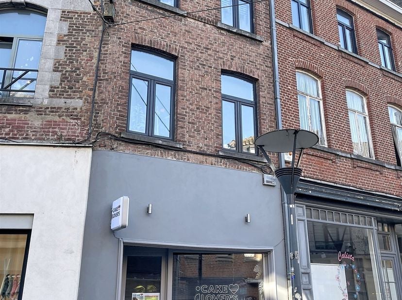Située en plein coeur de Nivelles, proche de son centre historique  et à  proximité de toutes les commodités, maison de caractère composée  comme suit