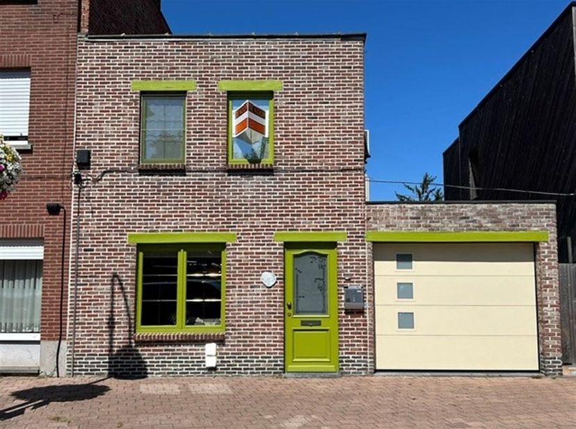 Ontdek deze charmante en instapklare halfopen woning in Duffel. Met een bewoonbare oppervlakte van 120 m² op een perceel van 282 m² combineert deze wo