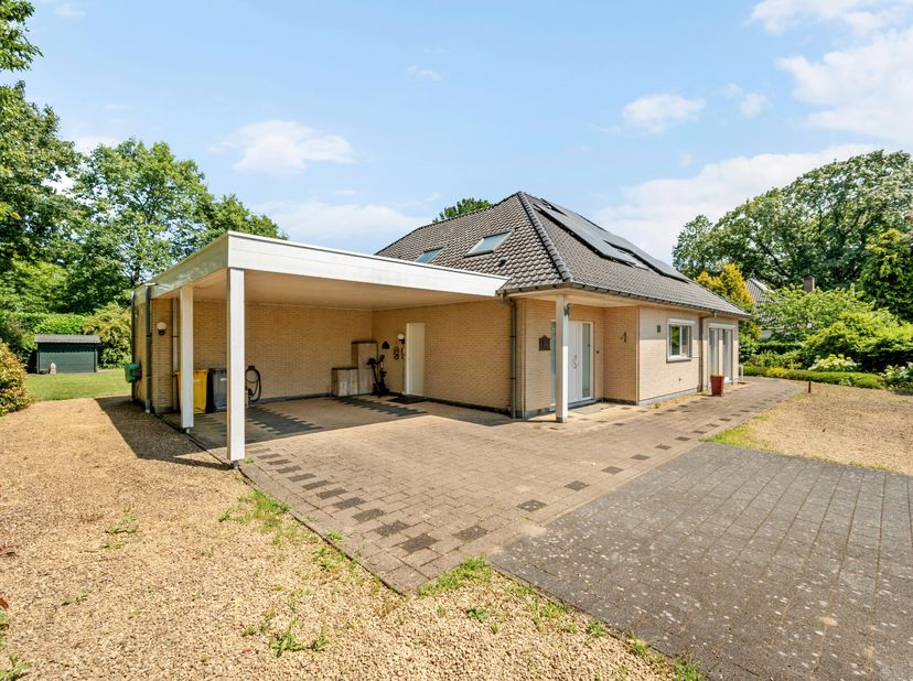 Deze instapklare goed onderhouden woning is gelegen in een groene residentiële wijk op een perceel van +/- 1.643m².<br />
De woning dateert van 2006 e