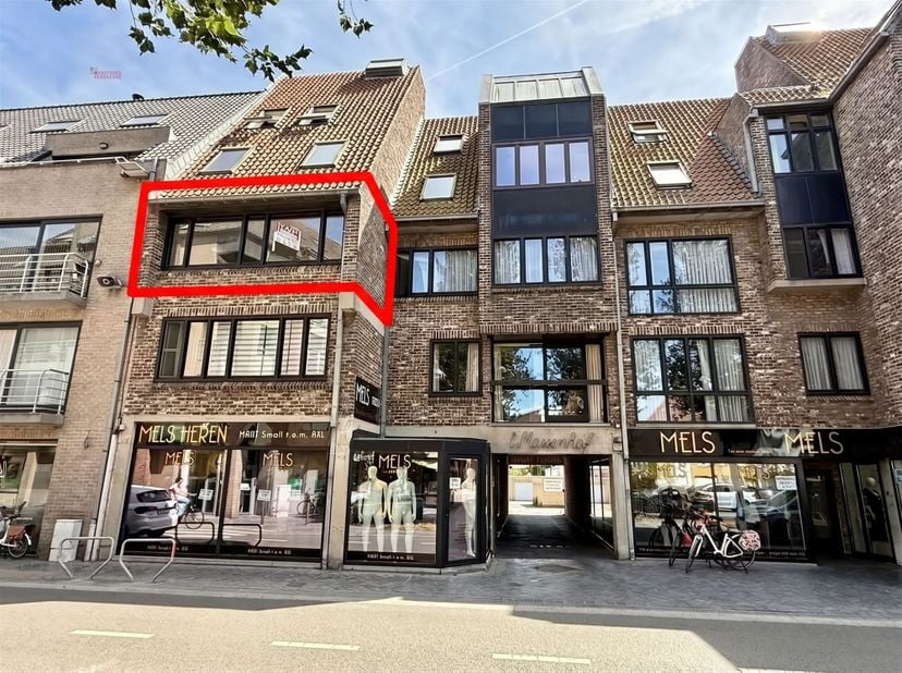 Volledig vernieuwd appartement met frontaal zicht op de markt<br />
Dit instapklare en smaakvol afgewerkte appartement biedt een perfecte combinatie