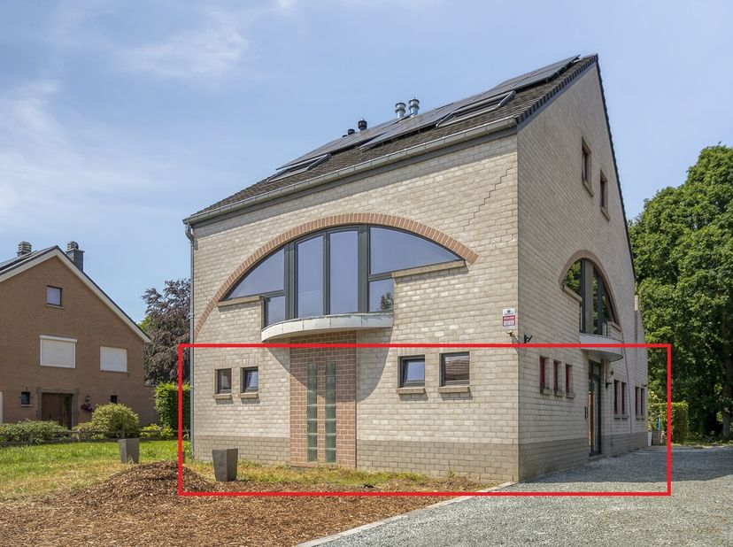 L'appartement situé au rez-de-chaussée comprend un salon-salle à manger donnant sur la terrasse/le jardin, une cuisine, deux chambres, un débarras et