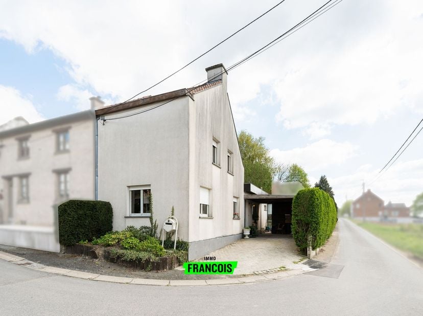 Gelegen in het hart van de Vlaamse Ardennen, op de grens met Zottegem, bevindt zich deze charmante woning op een uitzonderlijk rustige locatie. Hier g