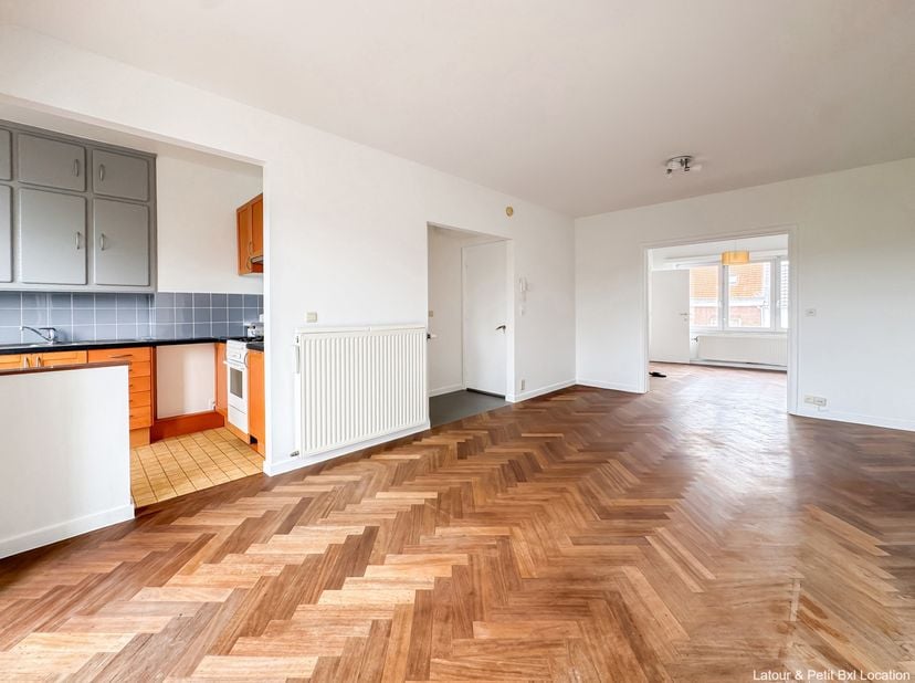 UKKEL, tussen de wijk Observatoire en de Place Saint-Job, met zijn openbaar vervoer en talrijke winkels, licht APPARTEMENT (1slpk/1bur/1dchk) gelegen