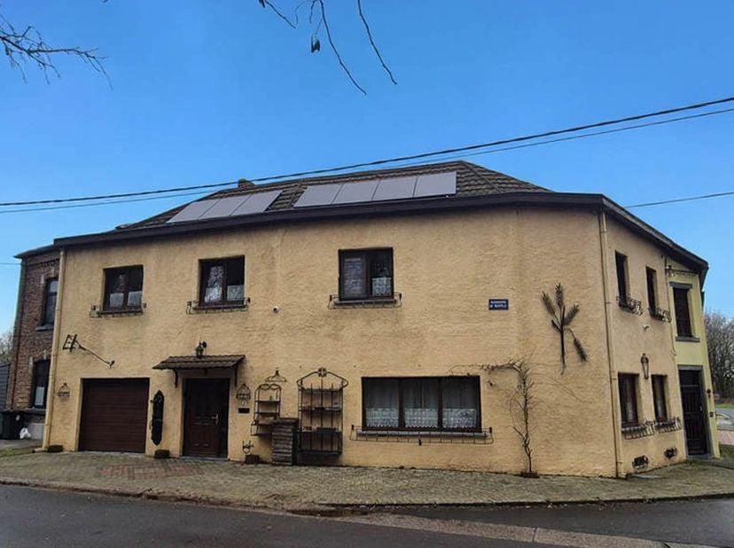 À Vendre : Maison 5 chambres avec garage !<br />
Située dans une rue tranquille à Pont-à-Celles, juste en face dun bois, cette maison 3 façades allie