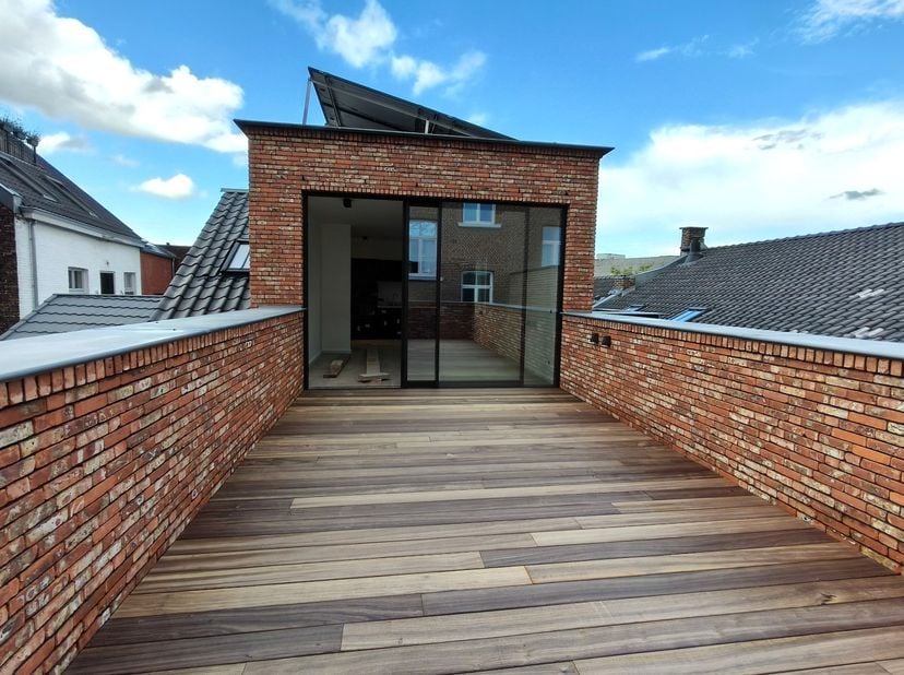 Dit nieuwbouw appartement is uitstekend gelegen in het centrum van Tongeren, tussen de Kloosterstraat en het Museumplein en tussen kwalitatieve geklas